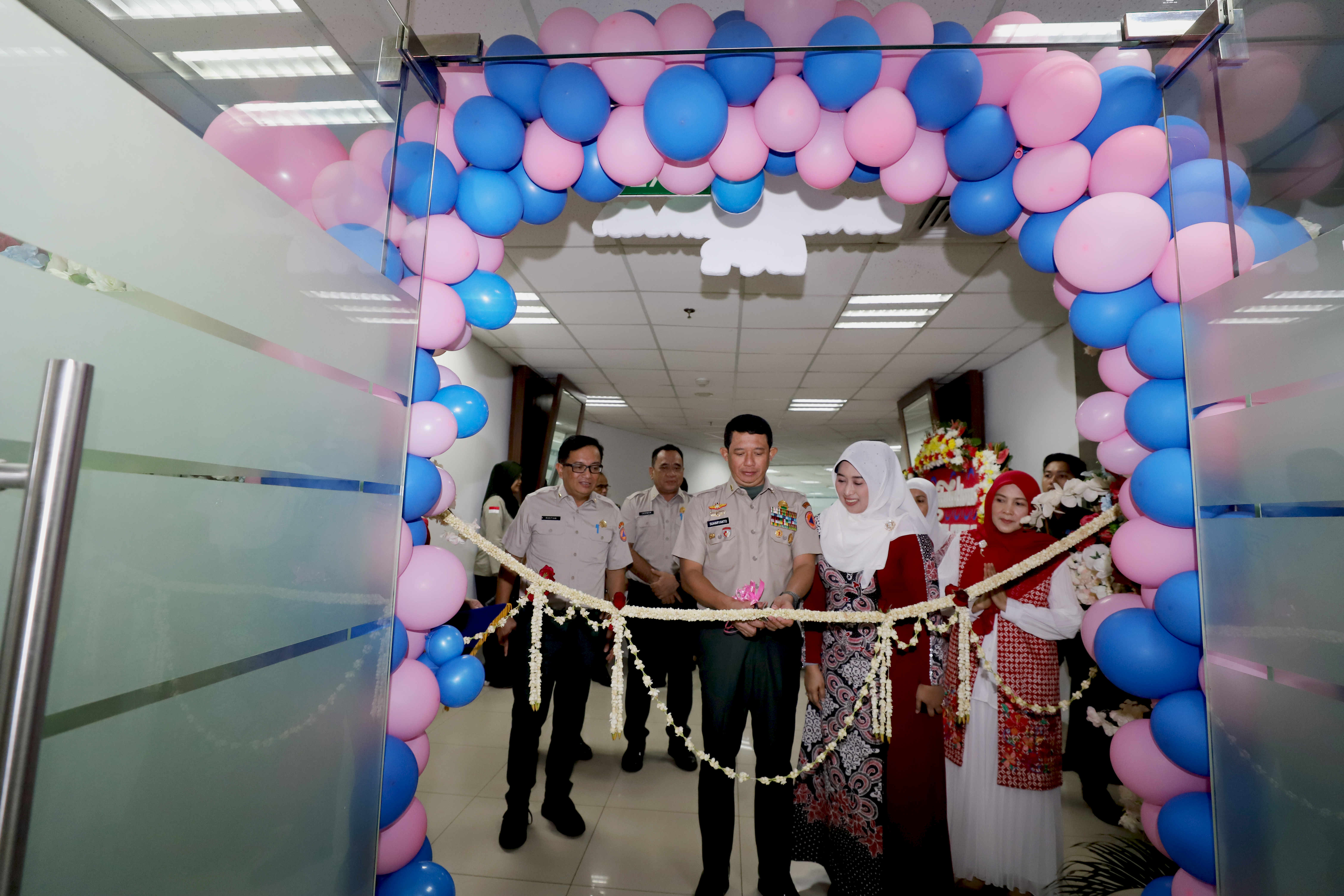 Pengguntingan pita oleh Kepala BNPB sebagai tanda resminya pembukaan kembali fasilitas Daycare Cinta Agnimaya BNPB pada Senin (7/8).